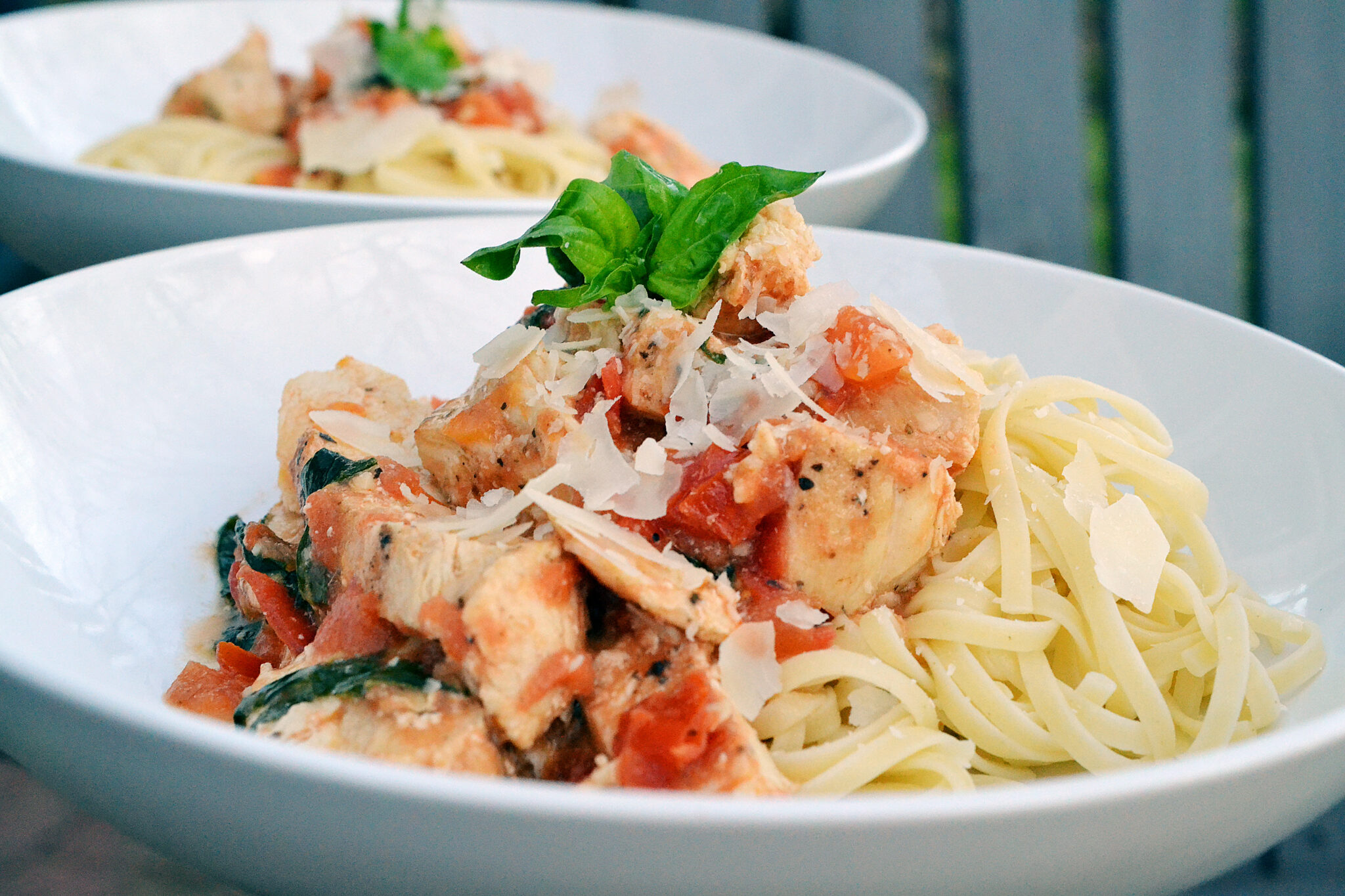 TOMATO BASIL CHICKEN WITH LINGUINE NOODLES – AMBS LOVES FOOD