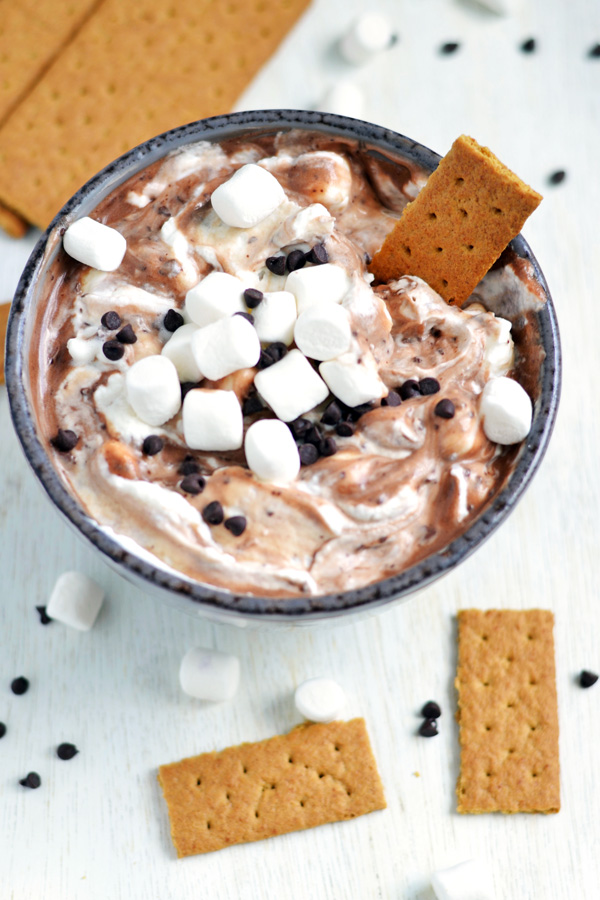 Graham crackers with Creamy Smore's Dip